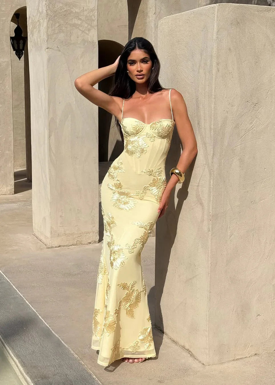 Robe longue jaune pour femme avec broderie florale délicate, en coton léger pour une touche estivale et élégante.