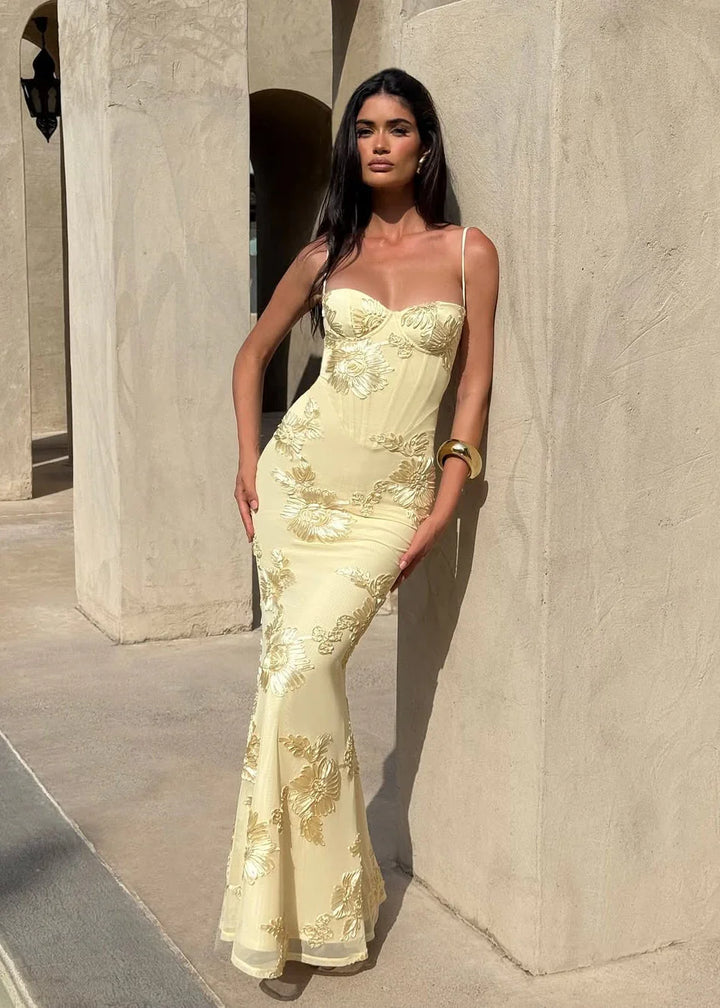 Robe longue jaune pour femme avec broderie florale délicate, en tissu léger et fluide, idéale pour les journées ensoleillées.