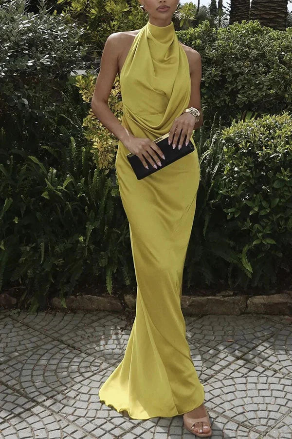 Robe longue jaune citron en tissu léger, avec un col drapé élégant et une coupe fluide pour un look décontracté.