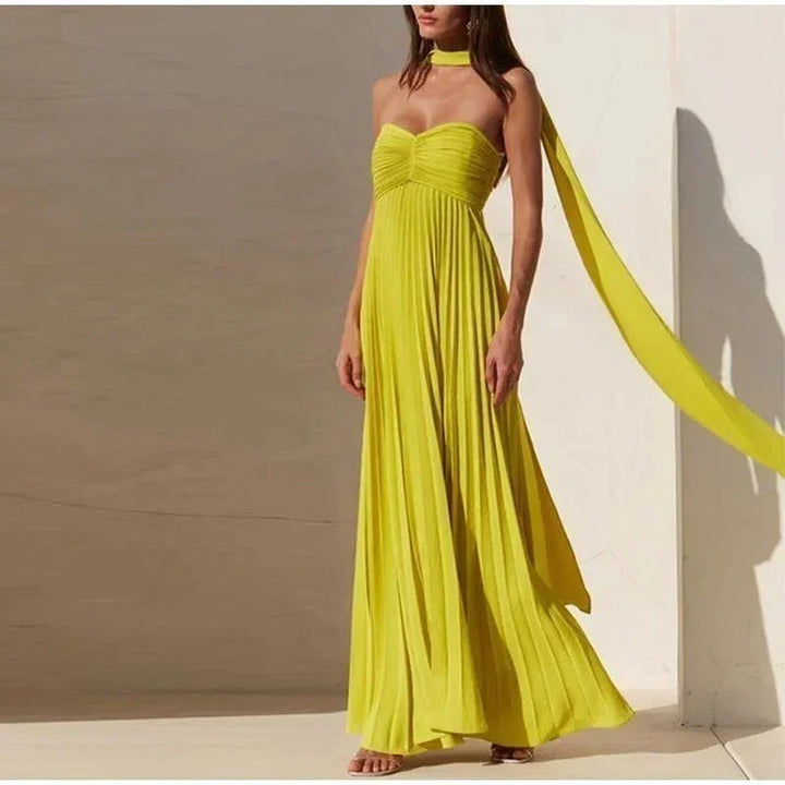 Robe longue femme jaune plissée en polyester léger, avec ceinture à la taille et épaules dénudées pour un look fluide.