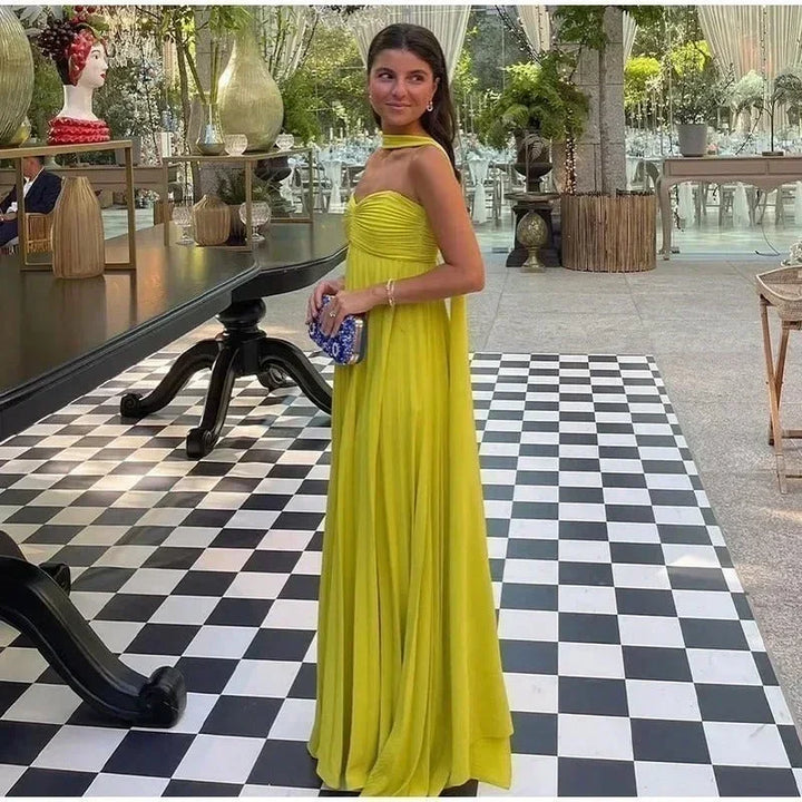 Robe longue femme jaune plissée en tissu léger, avec un décolleté en V et des manches trois-quarts pour un look élégant.