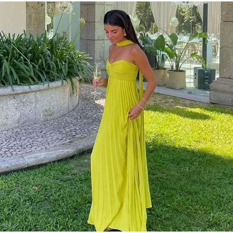 Robe longue plissée jaune pour femme, en polyester léger, avec une coupe fluide et un décolleté en V.