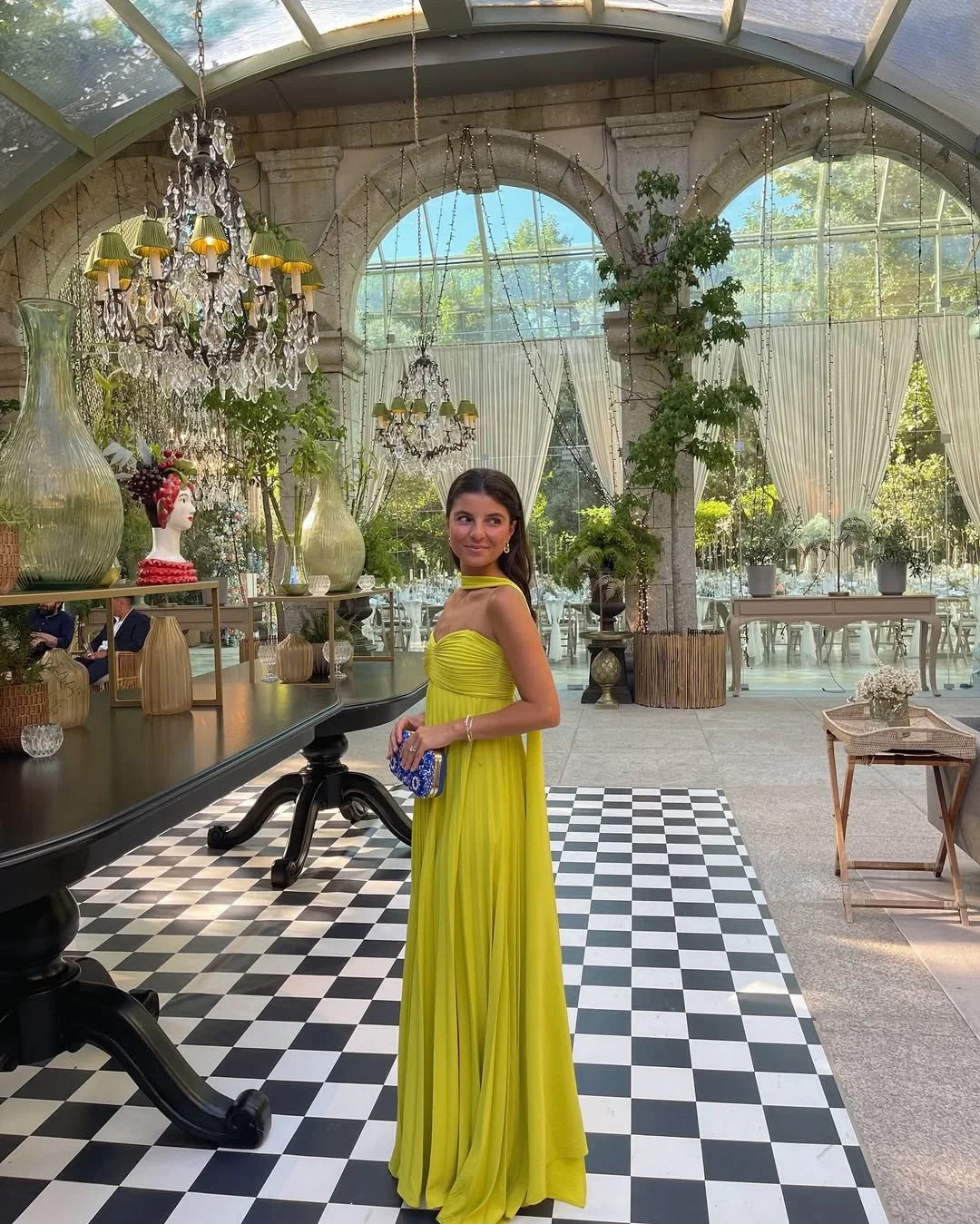 Robe longue femme jaune plissée en polyester, avec un décolleté en V et des bretelles fines pour une silhouette élégante.