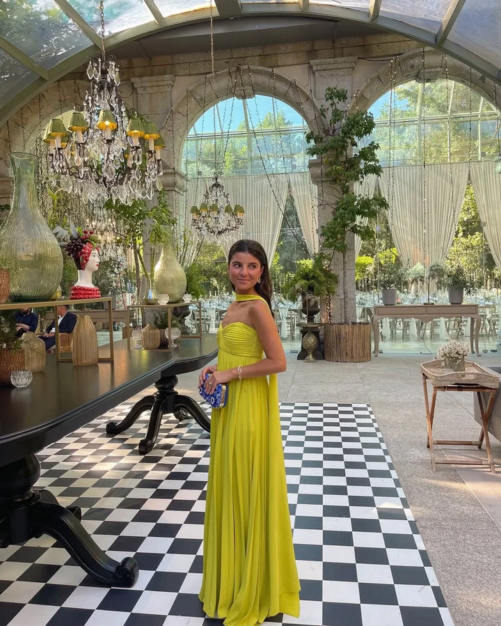 Robe longue femme jaune plissée en polyester, avec un décolleté en V et des bretelles fines pour une silhouette élégante.