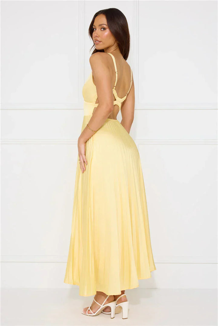 Robe longue femme en polyester jaune plissé, avec manches courtes et taille cintrée pour un style élégant et confortable.