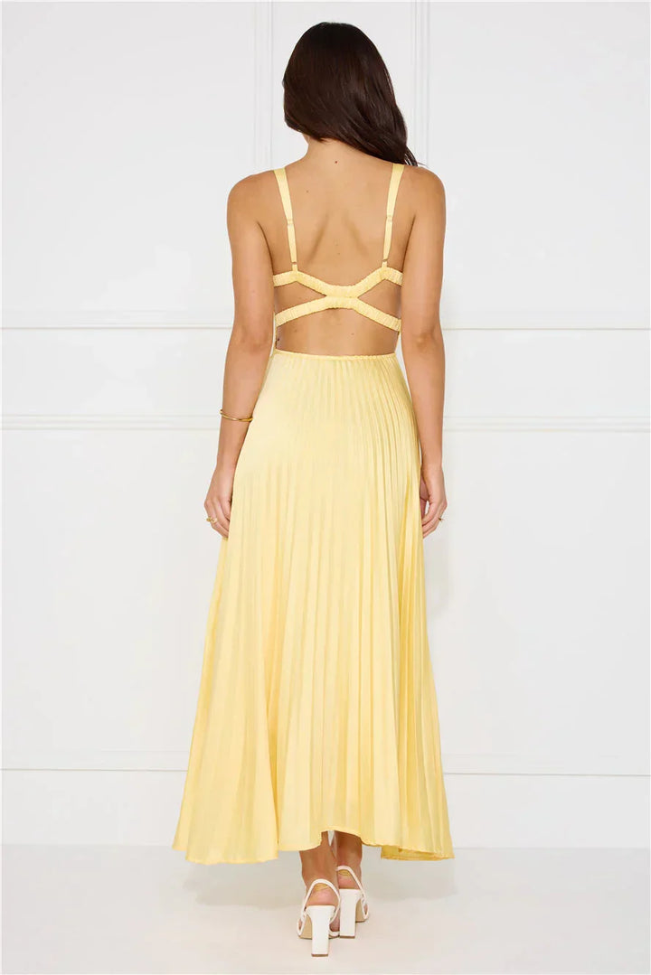Robe longue femme jaune plissée en tissu léger, avec un décolleté V et des manches courtes, parfaite pour l'été.