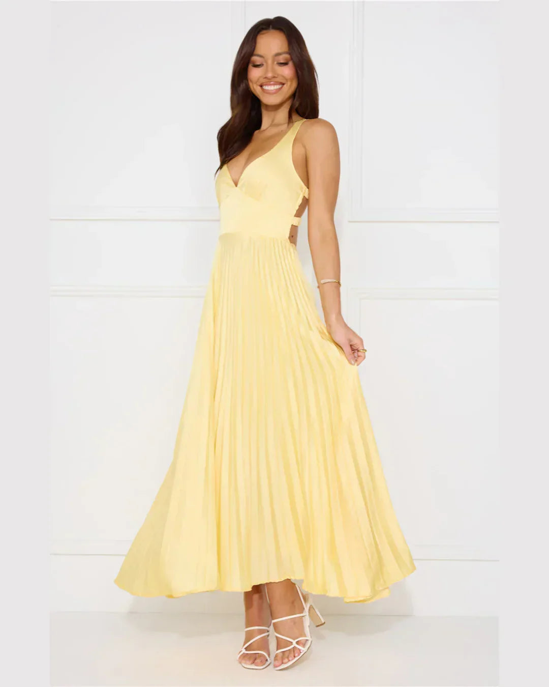 Robe longue femme jaune, en tissu plissé, avec des bretelles fines et un décolleté en V pour une silhouette élégante.