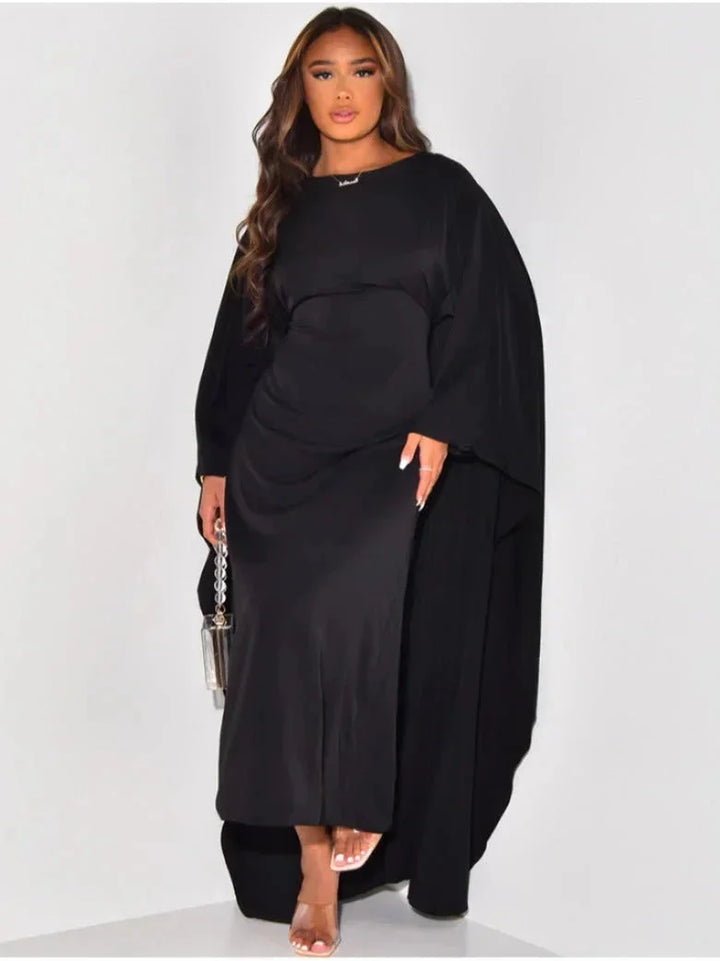 Robe longue verte pour femme, manches longues, en tissu fluide avec détails drapés et coupe élégante.