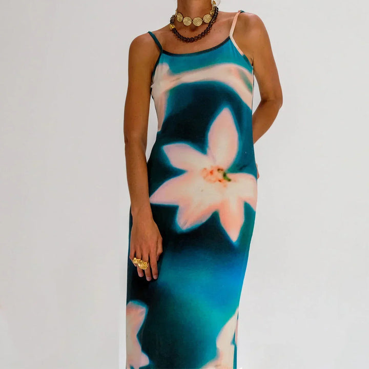 "Robe longue en tissu léger avec motifs artistiques colorés et bretelles fines pour un look élégant et décontracté."