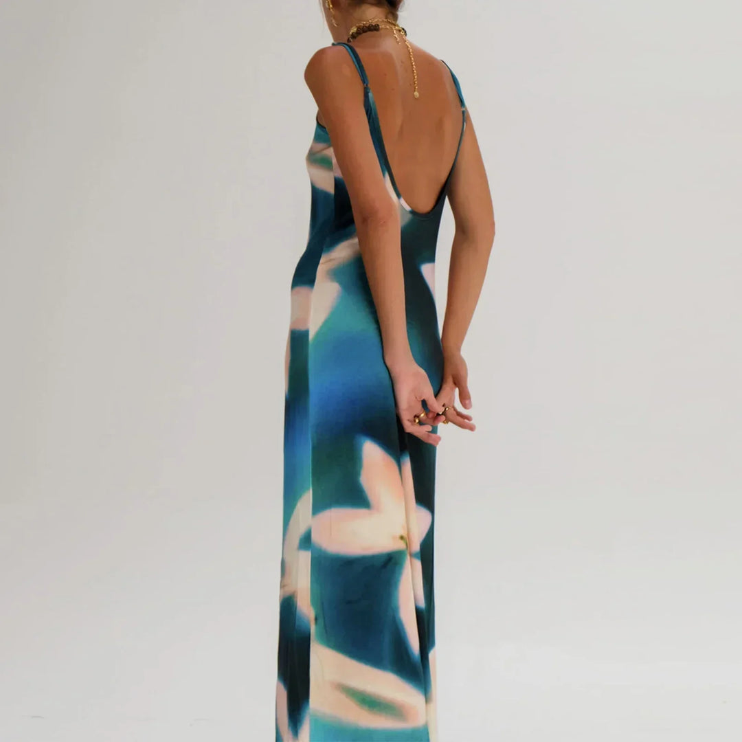 Robe longue femme en tissu léger avec motifs artistiques, bretelles fines et coupe fluide, parfaite pour les journées…