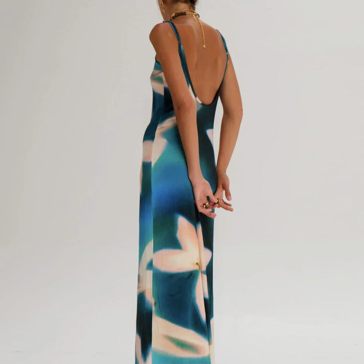 Robe longue femme en tissu léger avec motifs artistiques, bretelles fines et coupe fluide, parfaite pour les journées…