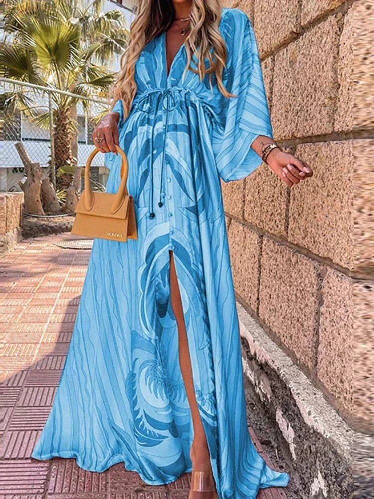 Robe longue femme bleue à motifs, en tissu léger, ceinture ajustable et manches longues pour un look élégant et décontracté.