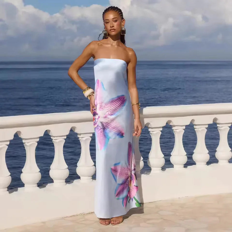 Robe longue bleue à motifs floraux, en tissu léger, avec encolure sans bretelles et coupe fluide idéale pour l'été.