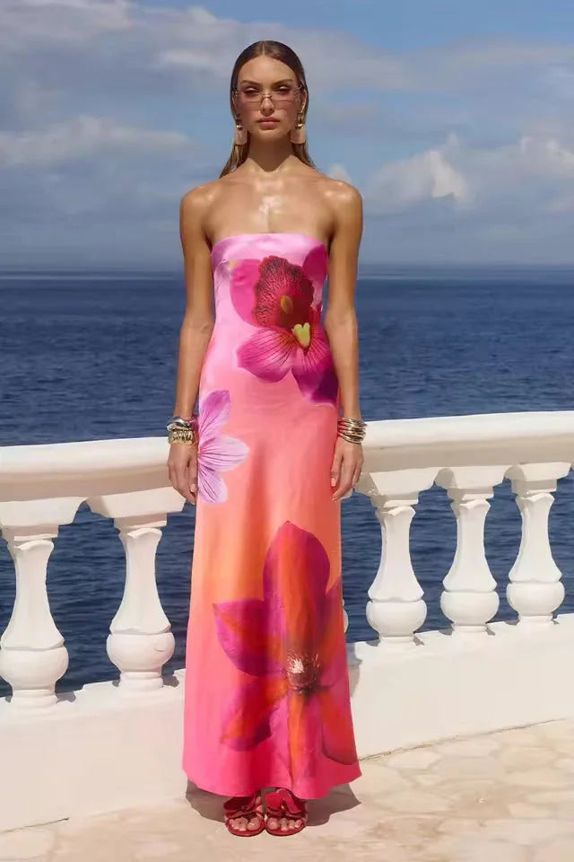 Robe longue femme rouge à motifs floraux, en coton léger, encolure sans bretelles et jupe fluide pour un look élégant.