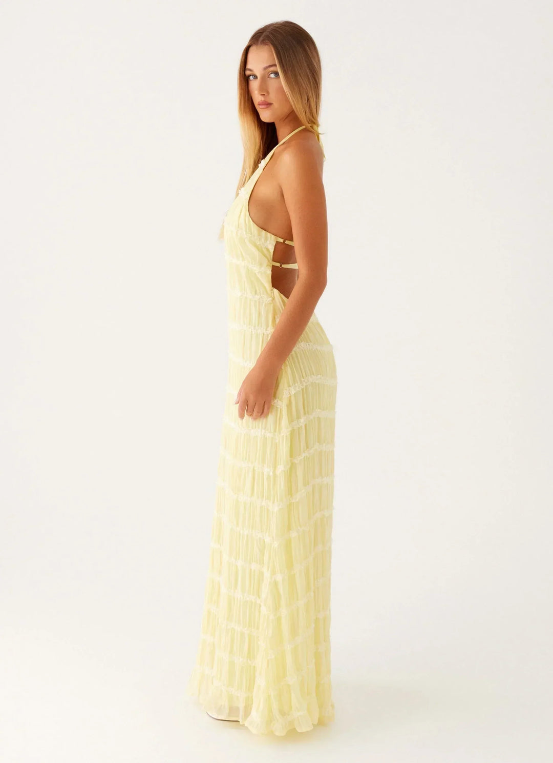 Robe longue noire à bretelles, en jersey doux, avec une coupe fluide et un décolleté en V. Parfaite pour les soirées d'été.