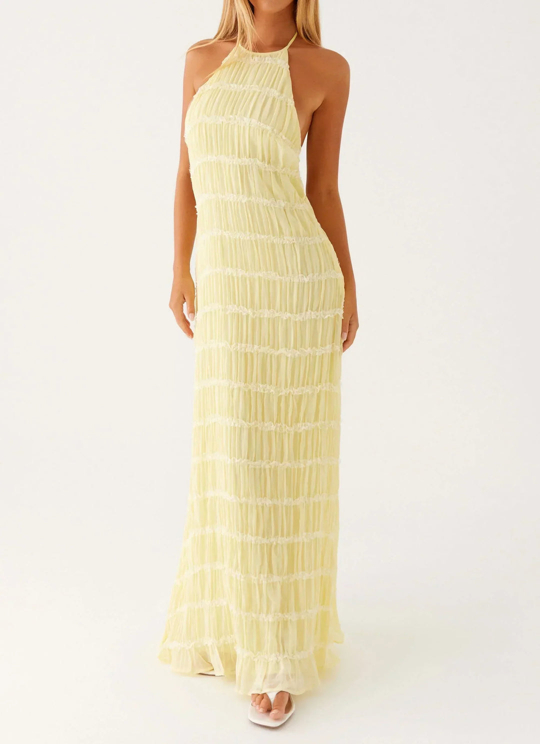 Robe longue femme noire à bretelles en tissu léger, silhouette fluide et décolleté subtil pour un look élégant et…