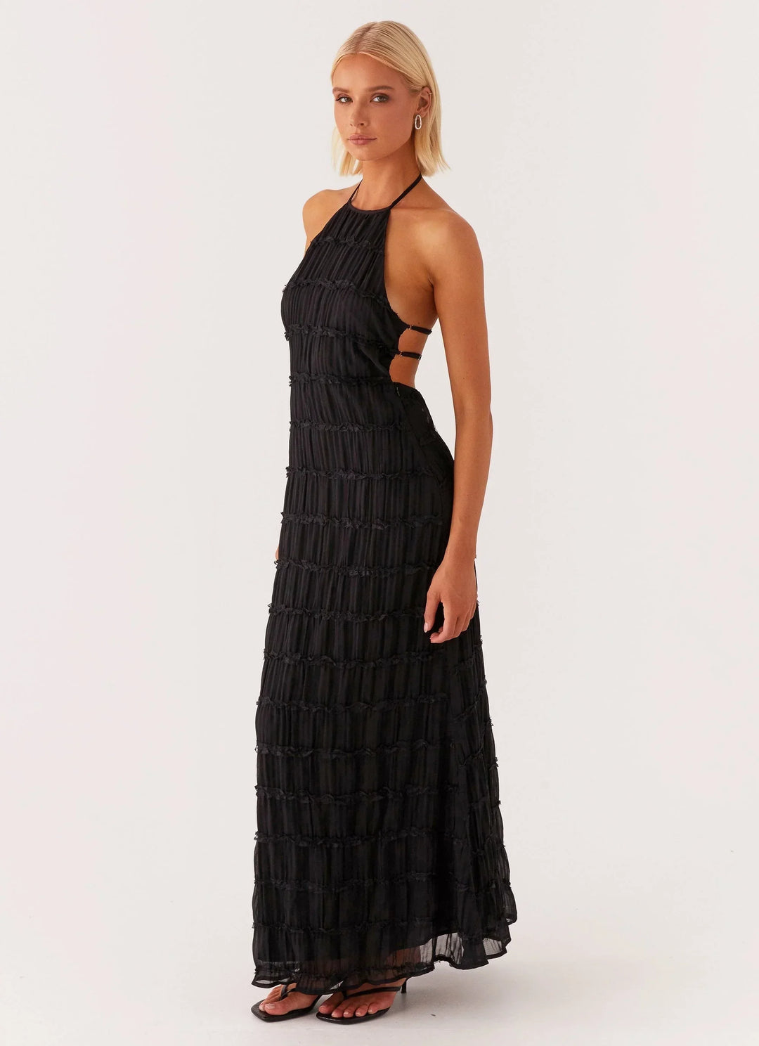 Robe longue noire à bretelles en tissu léger, avec un design fluide et une coupe élégante, parfaite pour les occasions…
