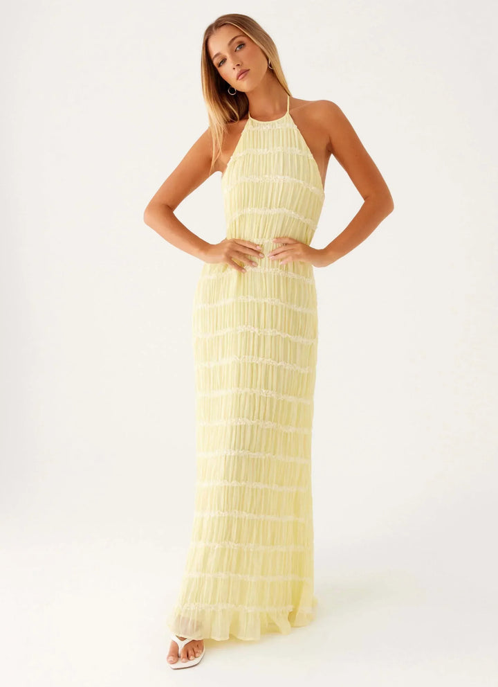 Robe longue noire pour femme avec bretelles, en tissu léger, coupe fluide idéale pour l'été, style simple et élégant.