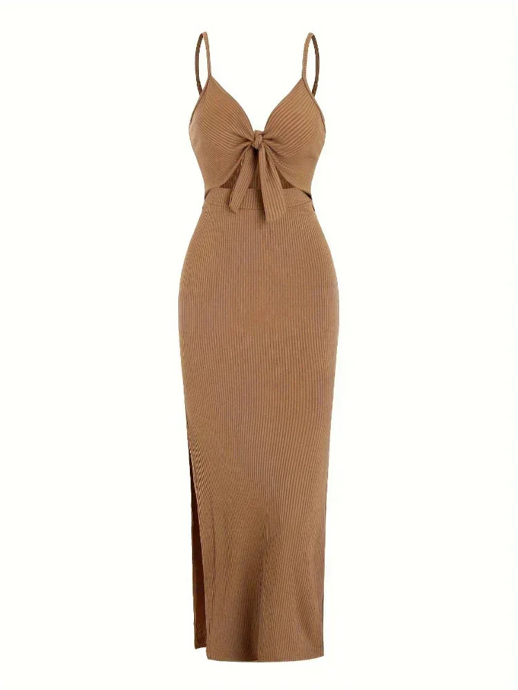 Robe longue kaki à bretelles, en tissu léger, avec un design fluide et une coupe élégante pour une silhouette délicate.