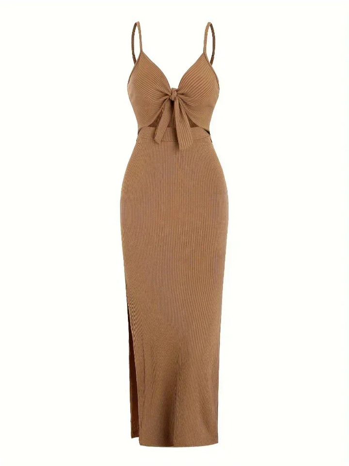 Robe longue kaki à bretelles, en tissu léger, avec un design fluide et une coupe élégante pour une silhouette délicate.