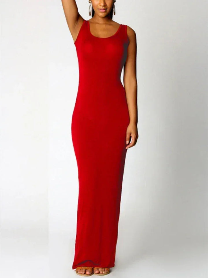 Robe longue noire à bretelles larges, en coton léger, avec un design fluide et une coupe élégante pour un look décontracté.