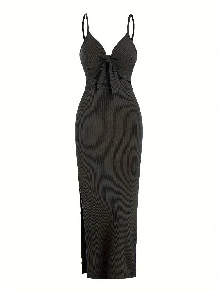 Robe longue noire à bretelles, en polyester doux, avec un design fluide et une coupe élégante pour un look décontracté.