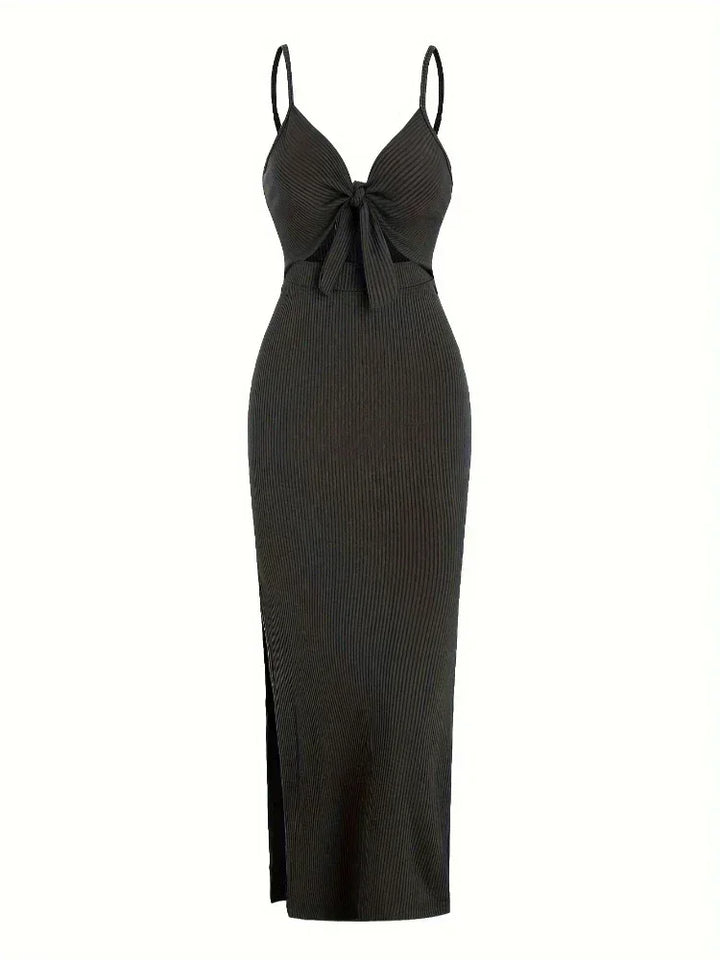 Robe longue noire à bretelles, en polyester doux, avec un design fluide et une coupe élégante pour un look décontracté.