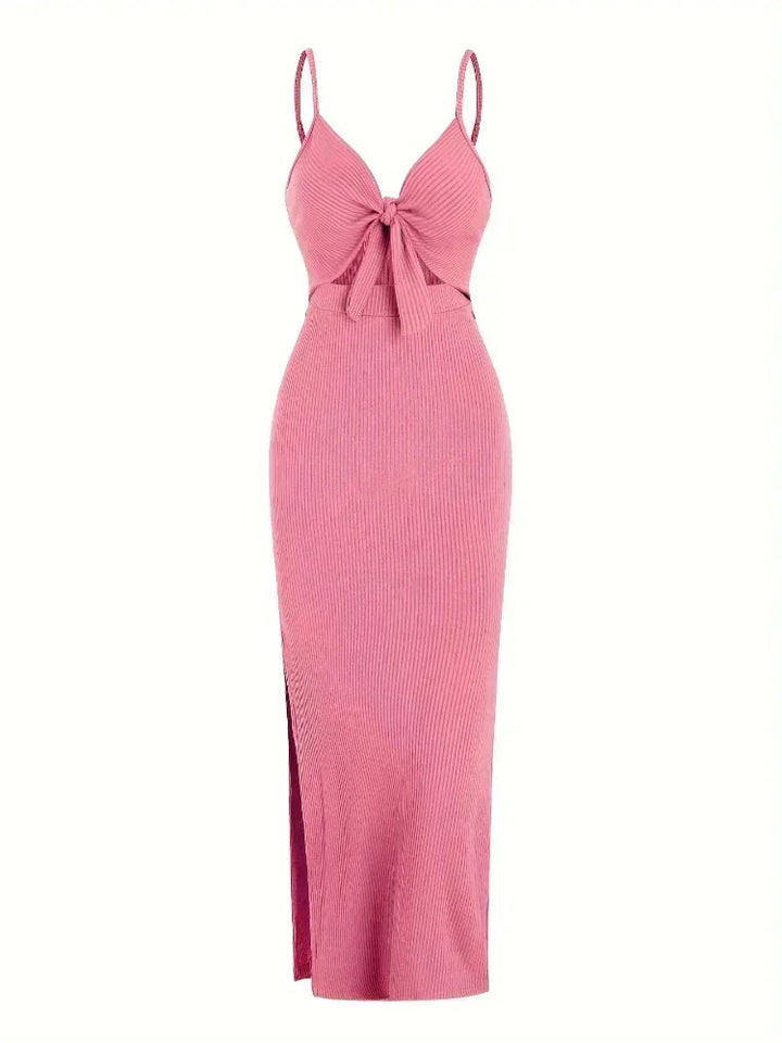 Robe longue noire à bretelles en tissu léger, coupe fluide, parfaite pour les occasions estivales.