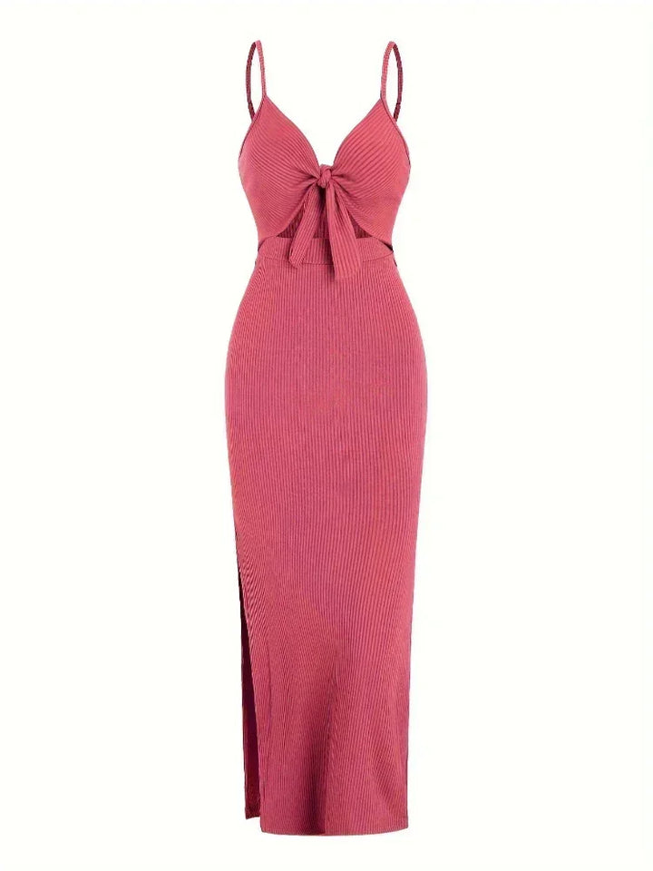 Robe longue noire à bretelles en tissu léger, avec un design fluide et élégant, idéale pour les journées d'été.