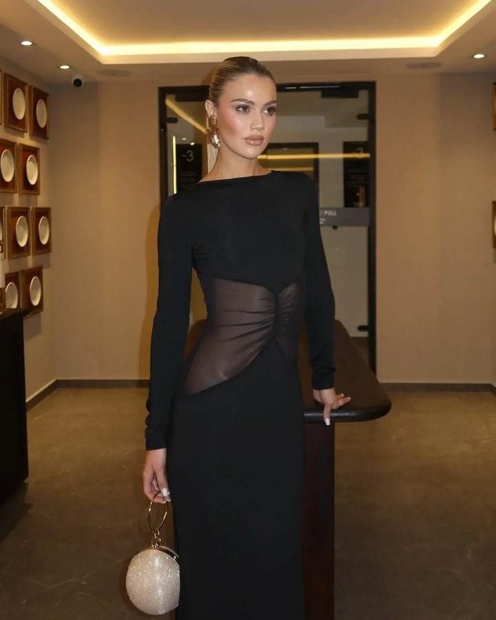 Robe longue noire pour femme, à manches longues, en tissu léger et fluide, avec une coupe élégante et moderne.
