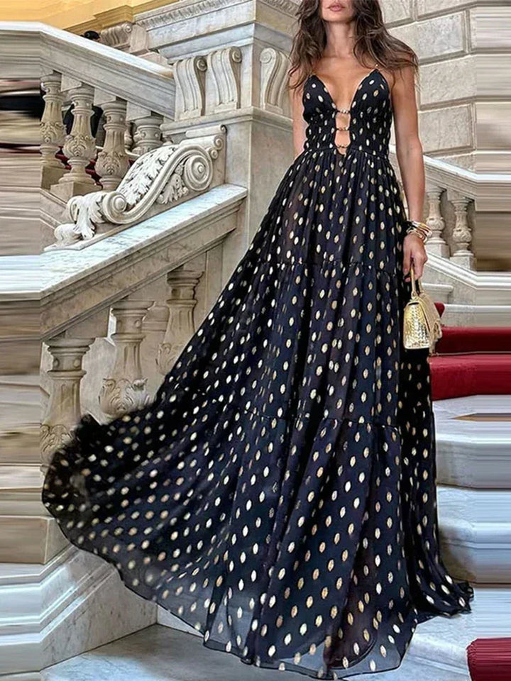Robe longue noire à pois, en tissu léger, avec des manches courtes et une taille cintrée pour un look élégant.