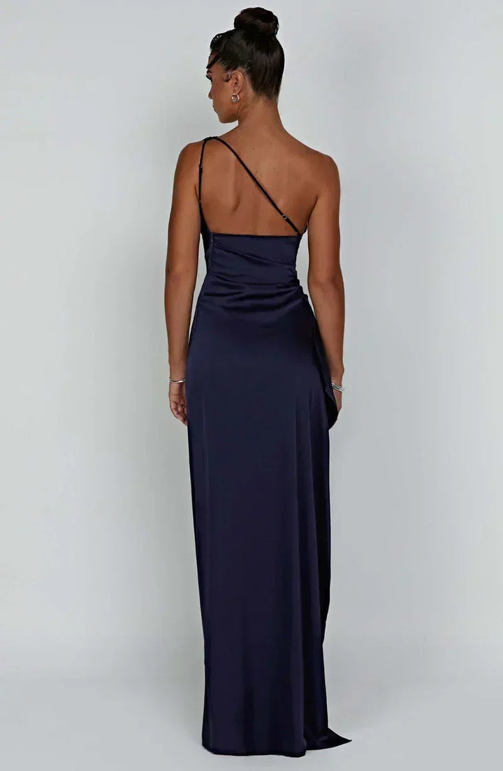 Robe longue asymétrique noire en textile léger, avec un décolleté élégant et des manches flottantes pour un style…