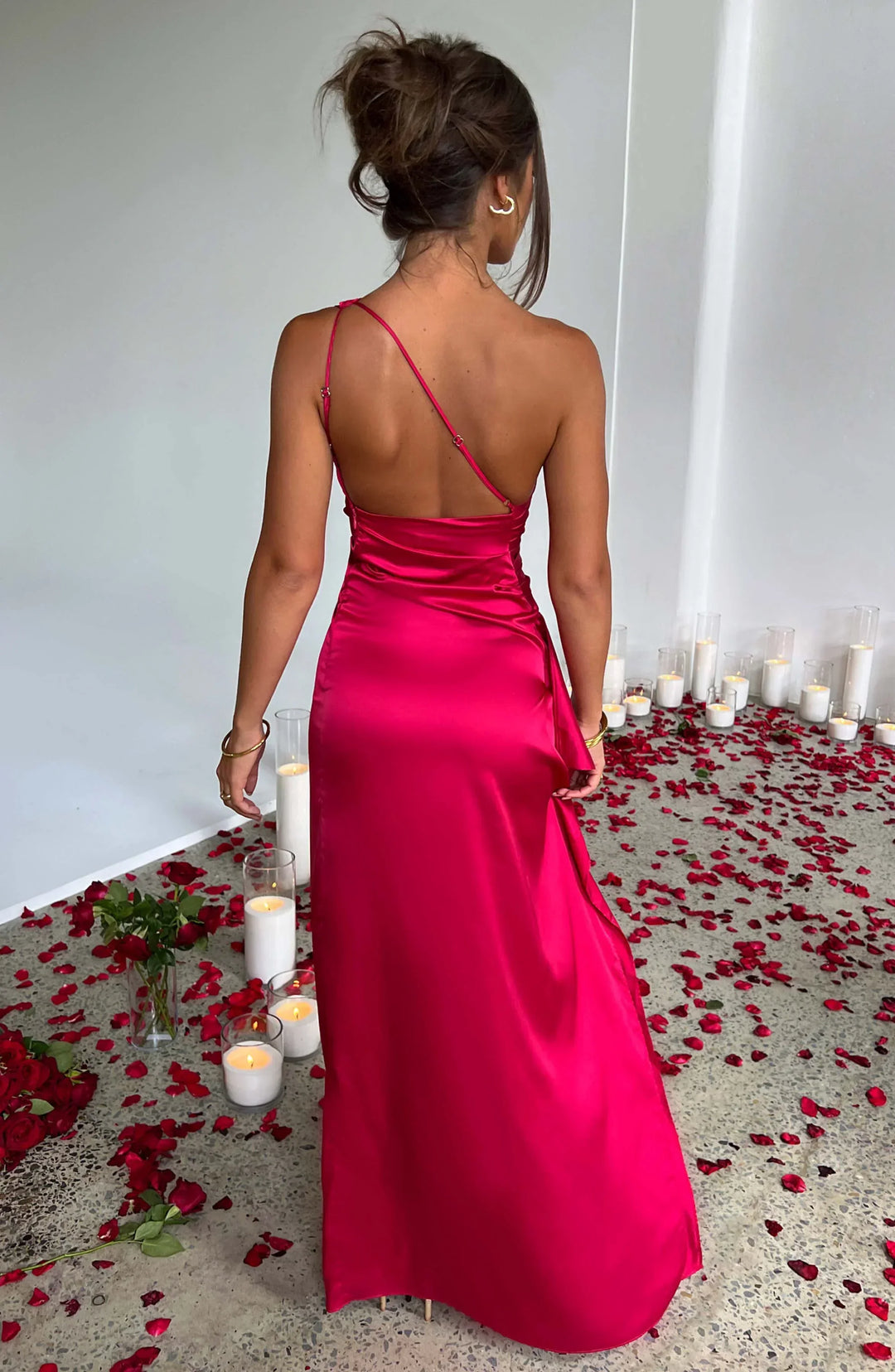 Robe longue noire asymétrique en tissu léger, avec un design fluide et des bretelles ajustables pour un confort optimal.