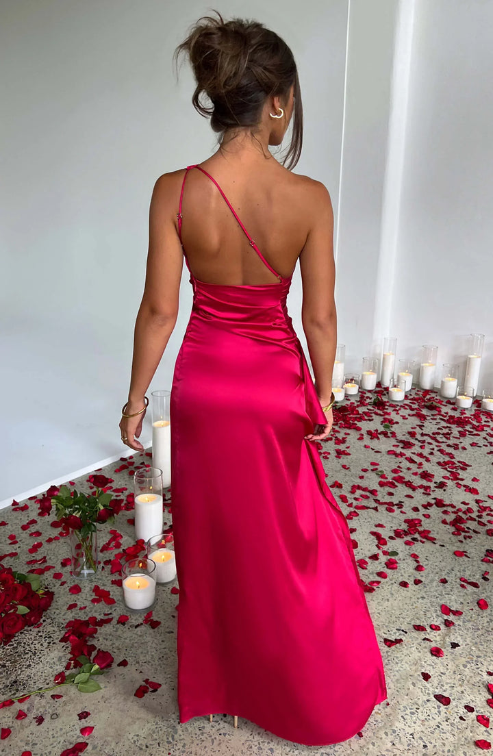 Robe longue noire asymétrique en tissu léger, avec un design fluide et des bretelles ajustables pour un confort optimal.