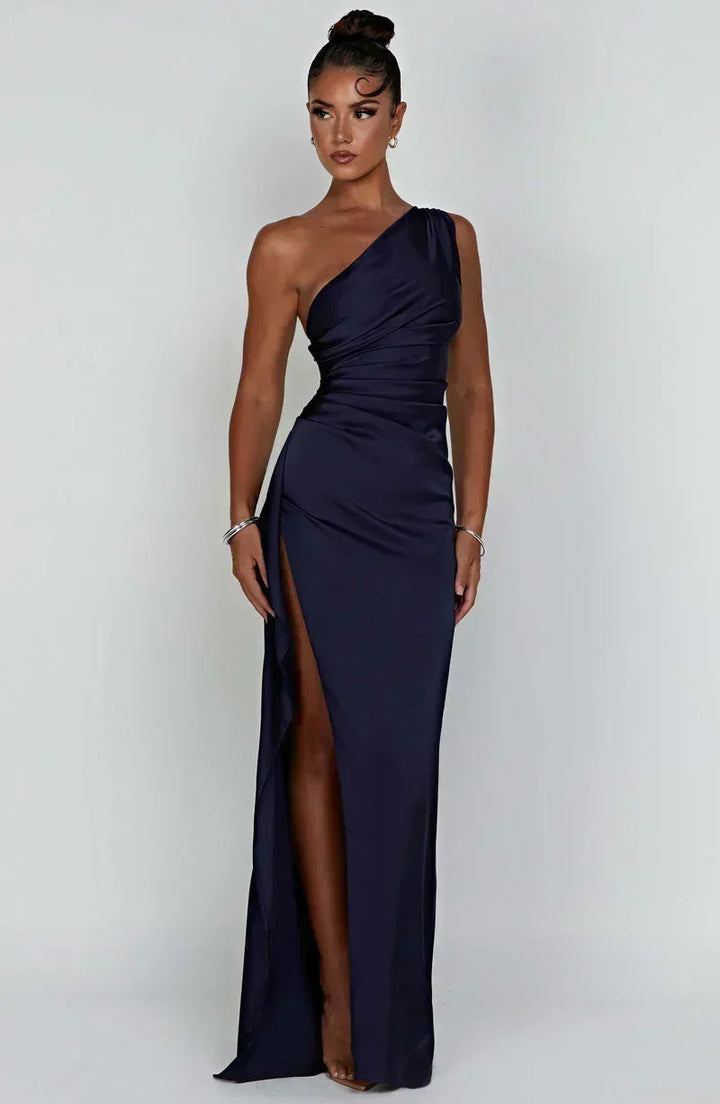 Robe longue asymétrique bleu marine en tissu fluide, dotée de bretelles fines et d'un décolleté en V élégant.