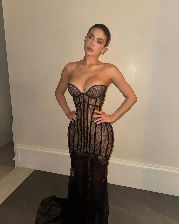 Robe longue noire en dentelle avec bustier ajusté, idéale pour des occasions spéciales ou des soirées élégantes.