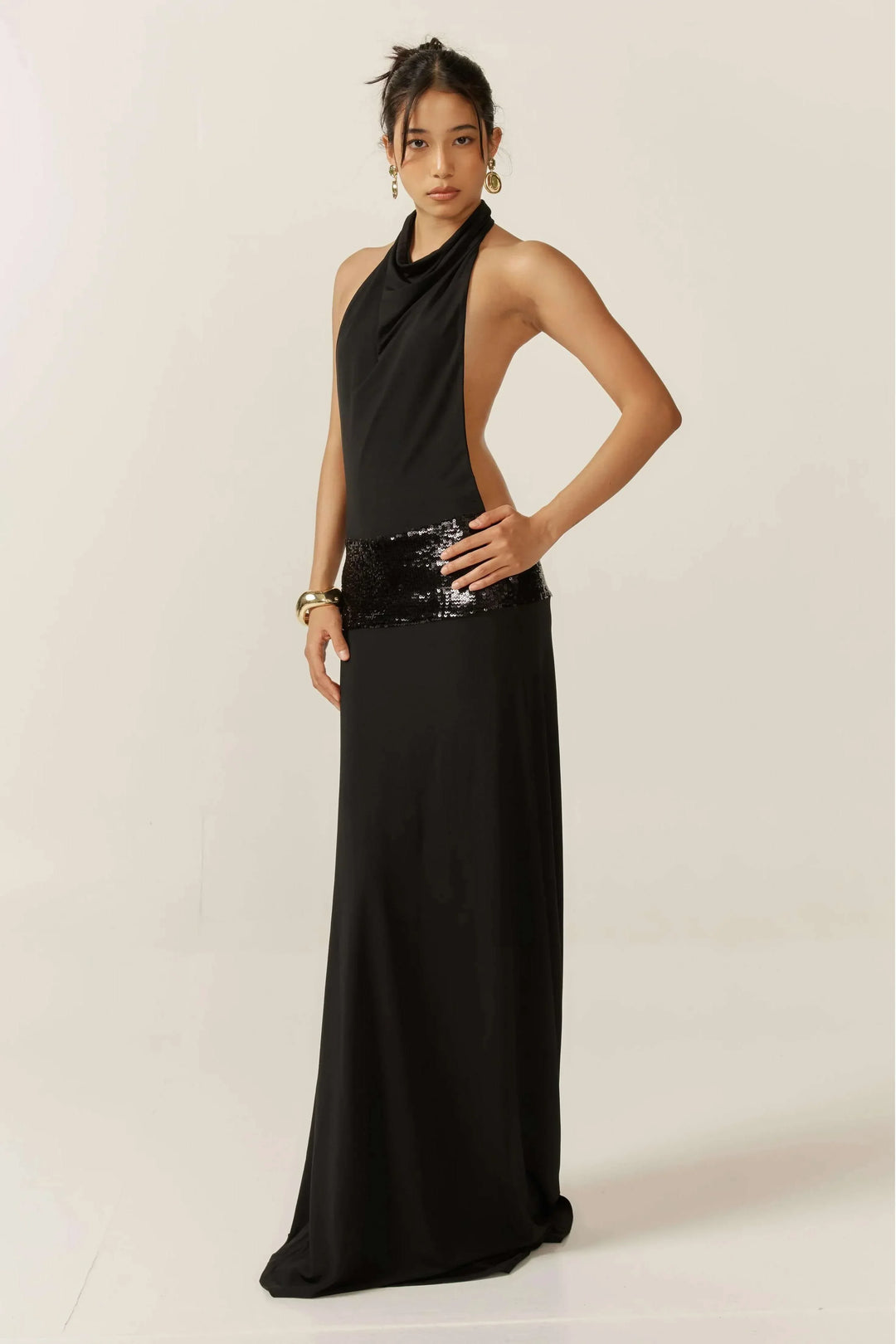 Robe longue noire femme en satin avec dos nu et sequins, idéale pour des soirées élégantes ou des occasions spéciales.