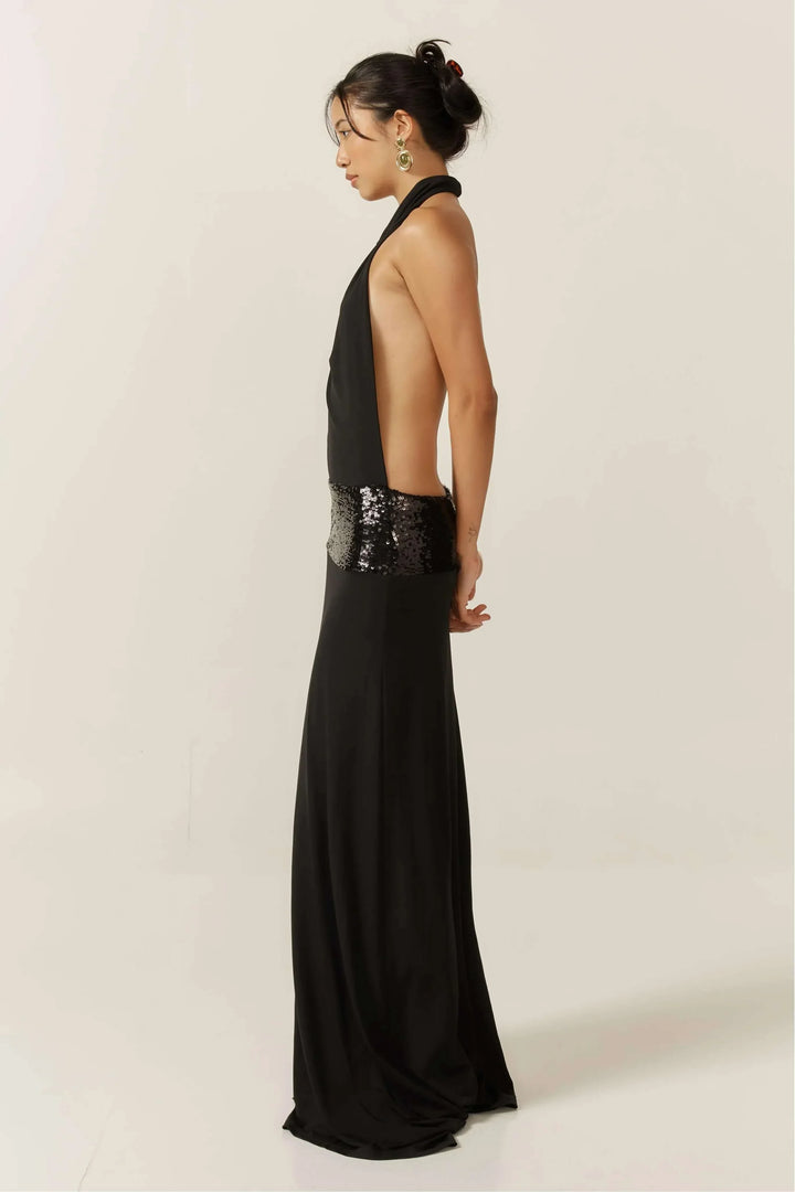 Robe longue noire pour femme, dos nu, ornée de sequins pour un effet scintillant, idéale pour les soirées.