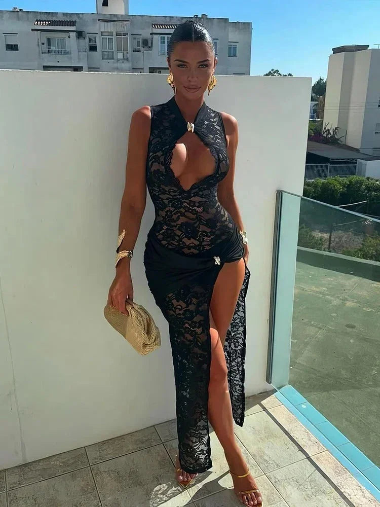 Robe longue noire en dentelle, détails en découpes audacieuses et manches délicates pour un look élégant et intemporel.
