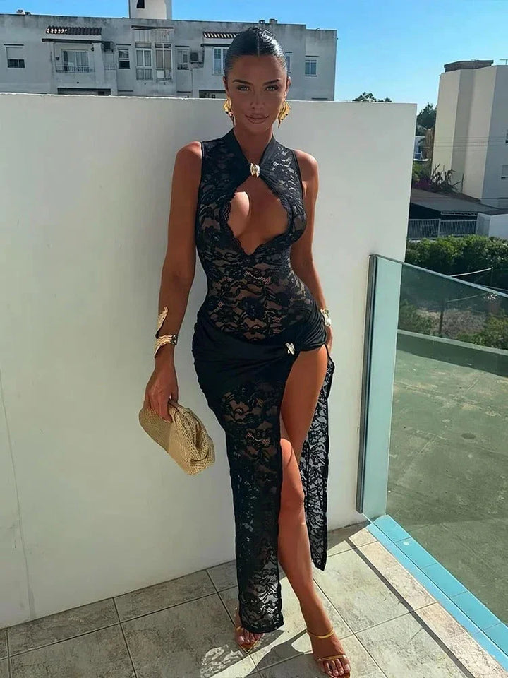 Robe longue noire en dentelle, détails en découpes audacieuses et manches délicates pour un look élégant et intemporel.