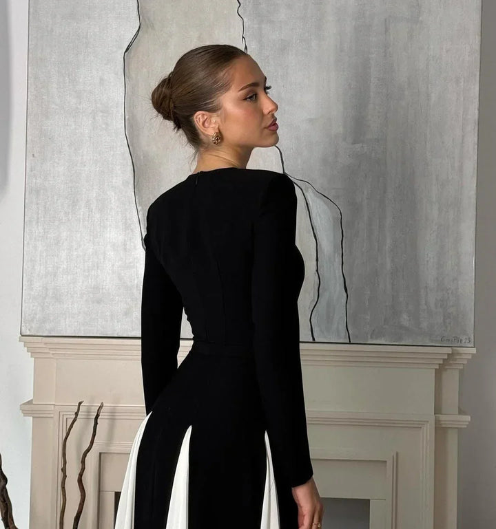 Robe longue noire pour femme, en tissu plissé, avec un décolleté en V et des bretelles fines pour un look élégant.