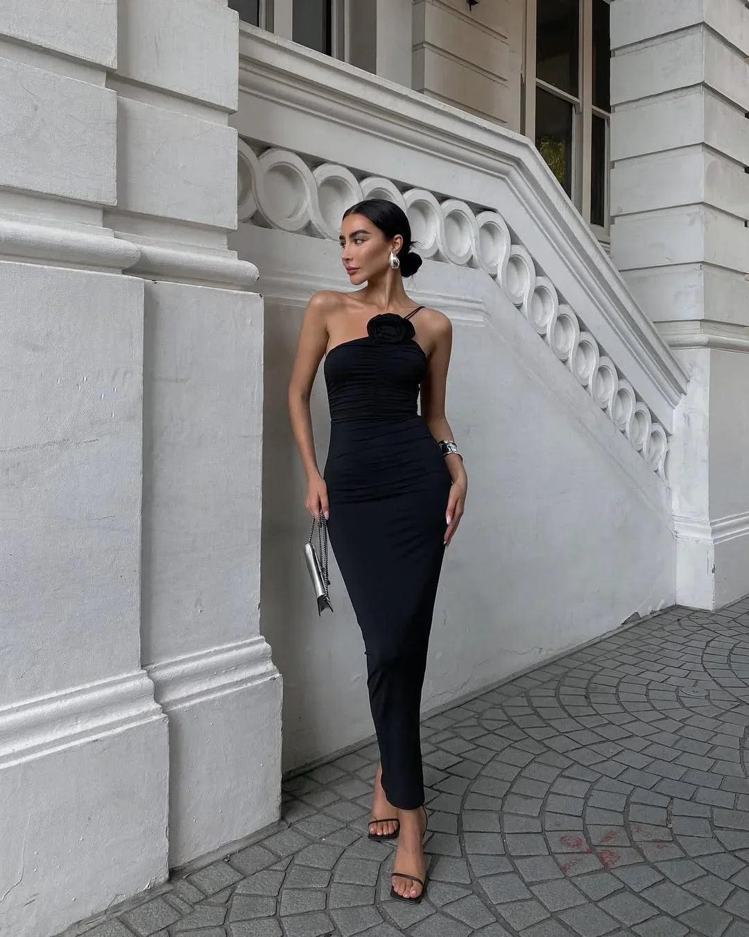 Robe longue femme noire sans manches en coton léger, avec coupe fluide et détail de couture sur les côtés.