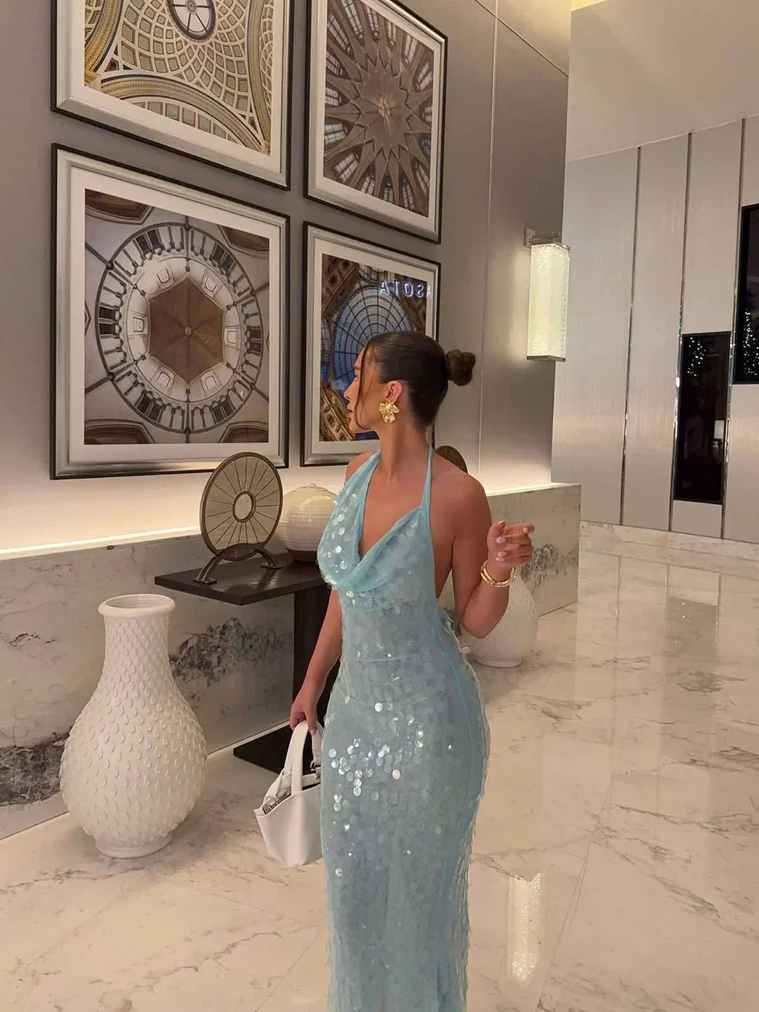 Robe longue pailletée bleu ciel en polyester, avec un décolleté élégant et une coupe fluide pour un look chic et moderne.