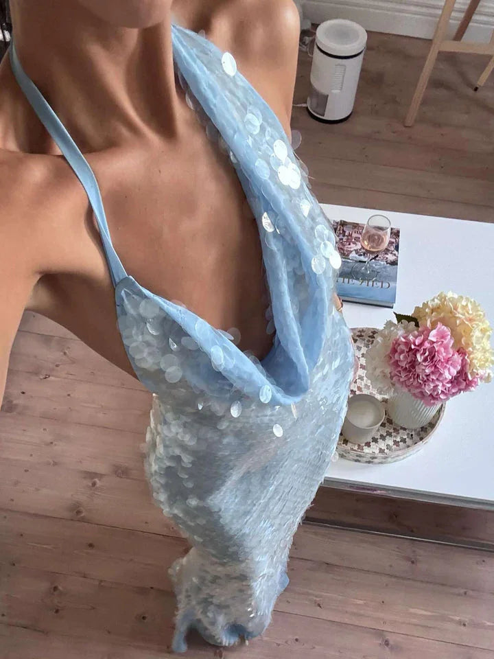 Robe longue femme en tissu pailleté bleu ciel, décolleté élégant, parfaite pour des occasions spéciales.