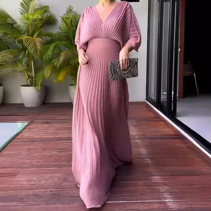 Robe longue plissée pour femme en tissu léger, col en V et manches 3/4, idéale pour des occasions décontractées.