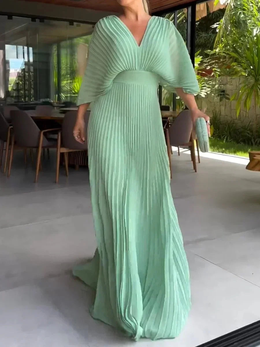 Robe longue plissée avec col en V, manches 3/4, en tissu léger, idéale pour une allure élégante et décontractée.