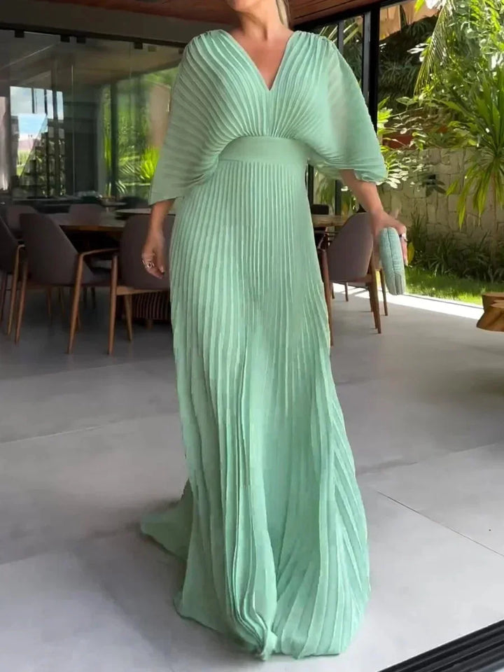 Robe longue plissée avec col en V, manches 3/4, en tissu léger, idéale pour une allure élégante et décontractée.