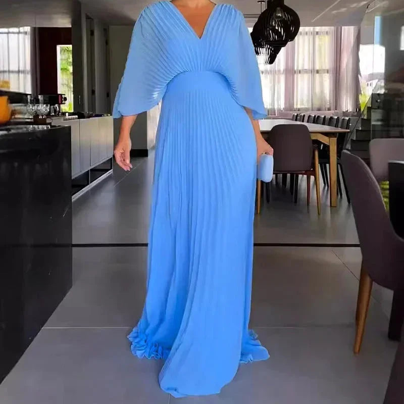 Robe longue femme plissée bleu clair, col en V, manches 3/4, en tissu léger pour un style décontracté et élégant.