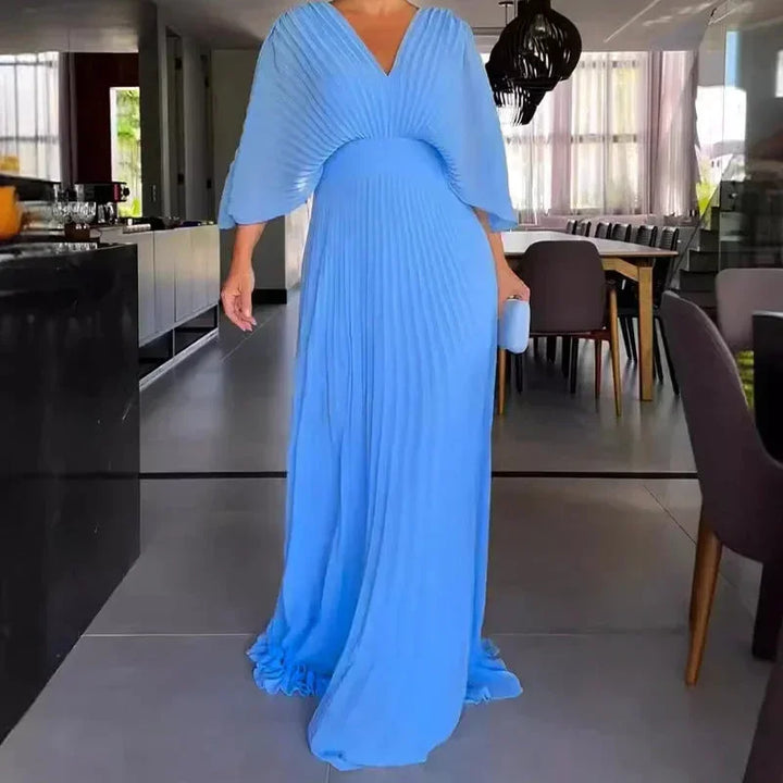 Robe longue femme plissée bleu clair, col en V, manches 3/4, en tissu léger pour un style décontracté et élégant.