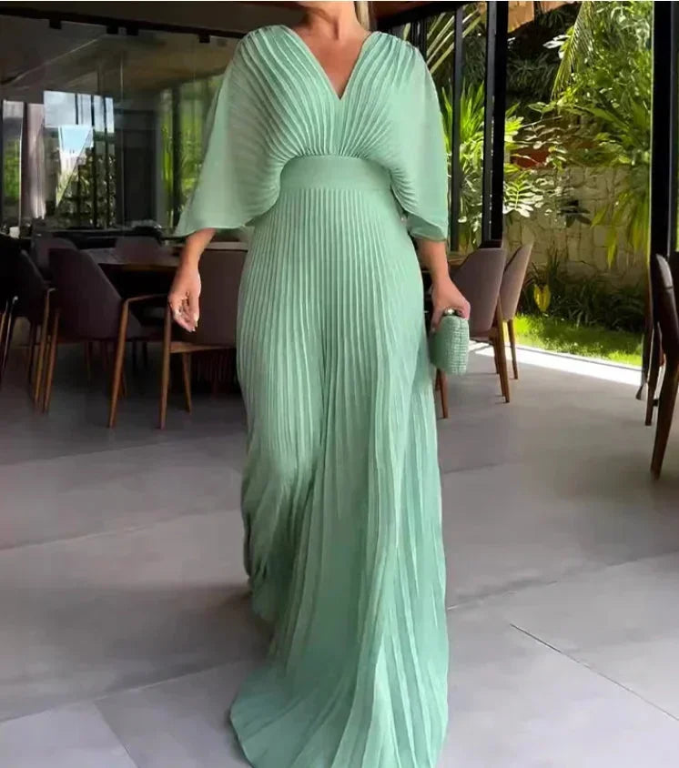 Robe longue plissée menthe avec col en V, manches 3/4, idéale pour les occasions décontractées ou habillées.